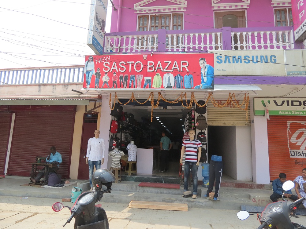 बिल माग्दा सामान फिर्ता माग्छन व्यापारी