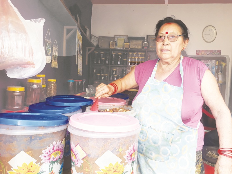 अचार बेचेर ६० लाख आम्दानी
