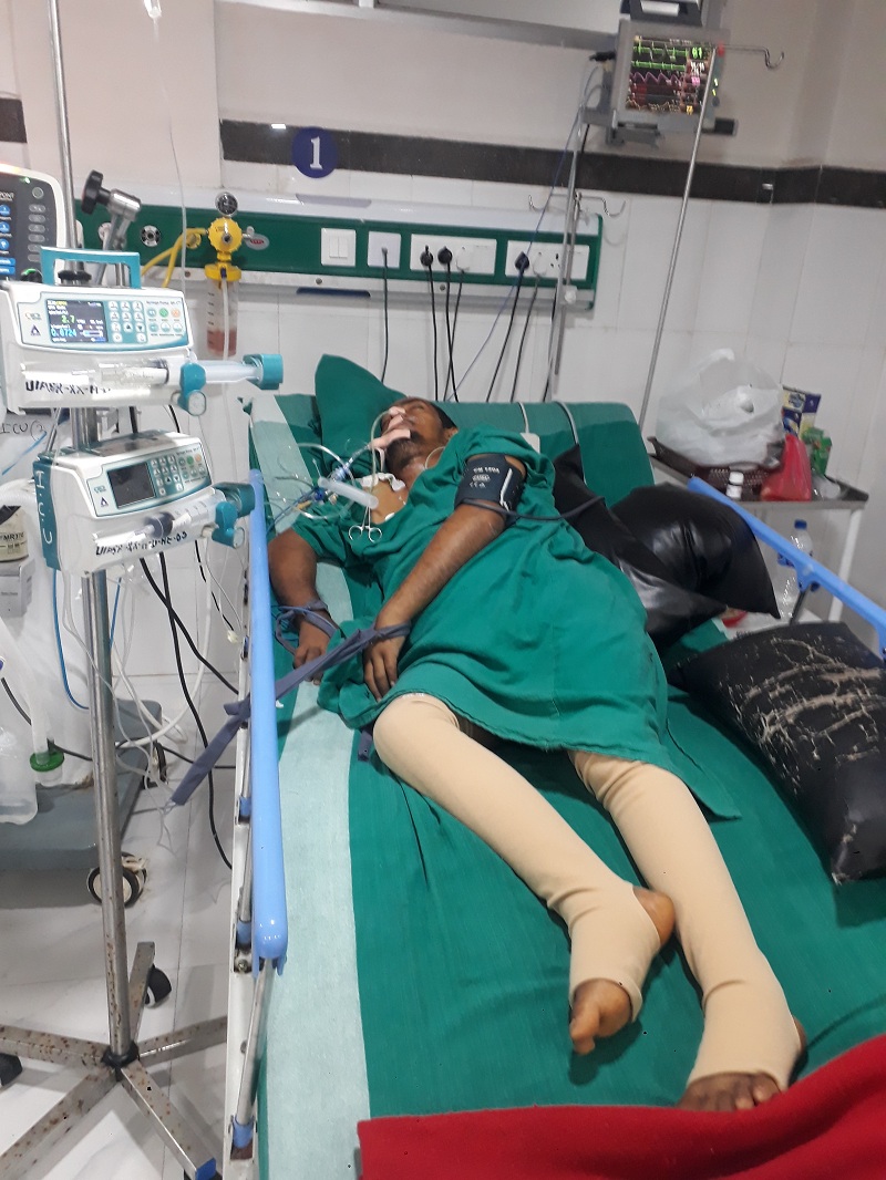 आइसीयु बाहिर कुरुवा बसेकी डोरबहादुरकी श्रीमती बिजुलाले भनिन् ः गरिबलाई बाँच्न गाह्रो  रहेछ यहाँ