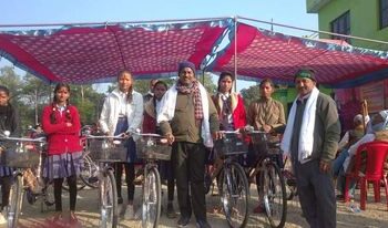 गैंडहवा गाउँपालिका वडा नम्बर ४ द्वारा १२१ छात्रालाई साइकल वितरण