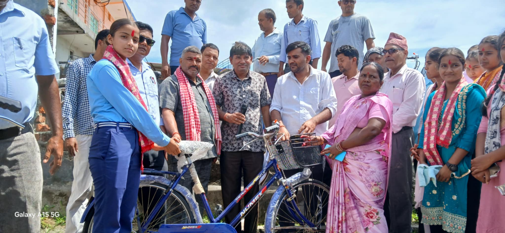 प्रोत्साहन स्वरूप रोहिणीद्वारा साईकल वितरण