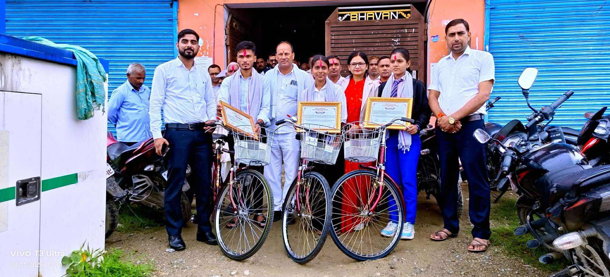 मर्चवारीमा जेहेन्दार विद्यार्थीलाई साईकल वितरण