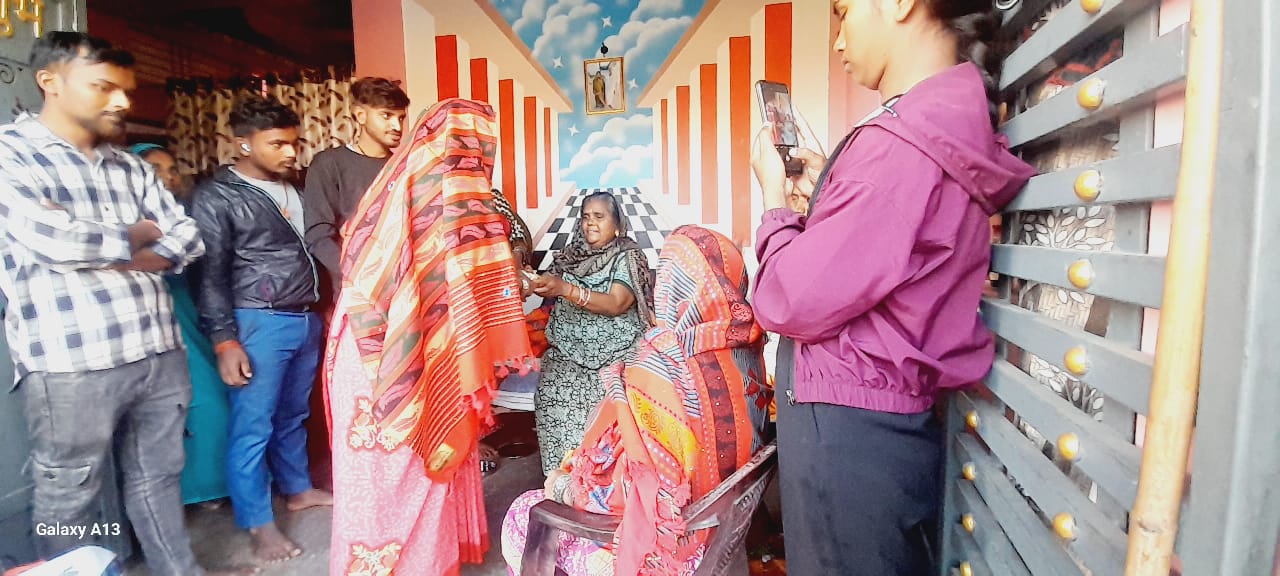 लुम्बिनीका एक छोराको माया आमाकै लागि १२ जेठा आमाबुवालाई न्यानो सल र ज्याकेट