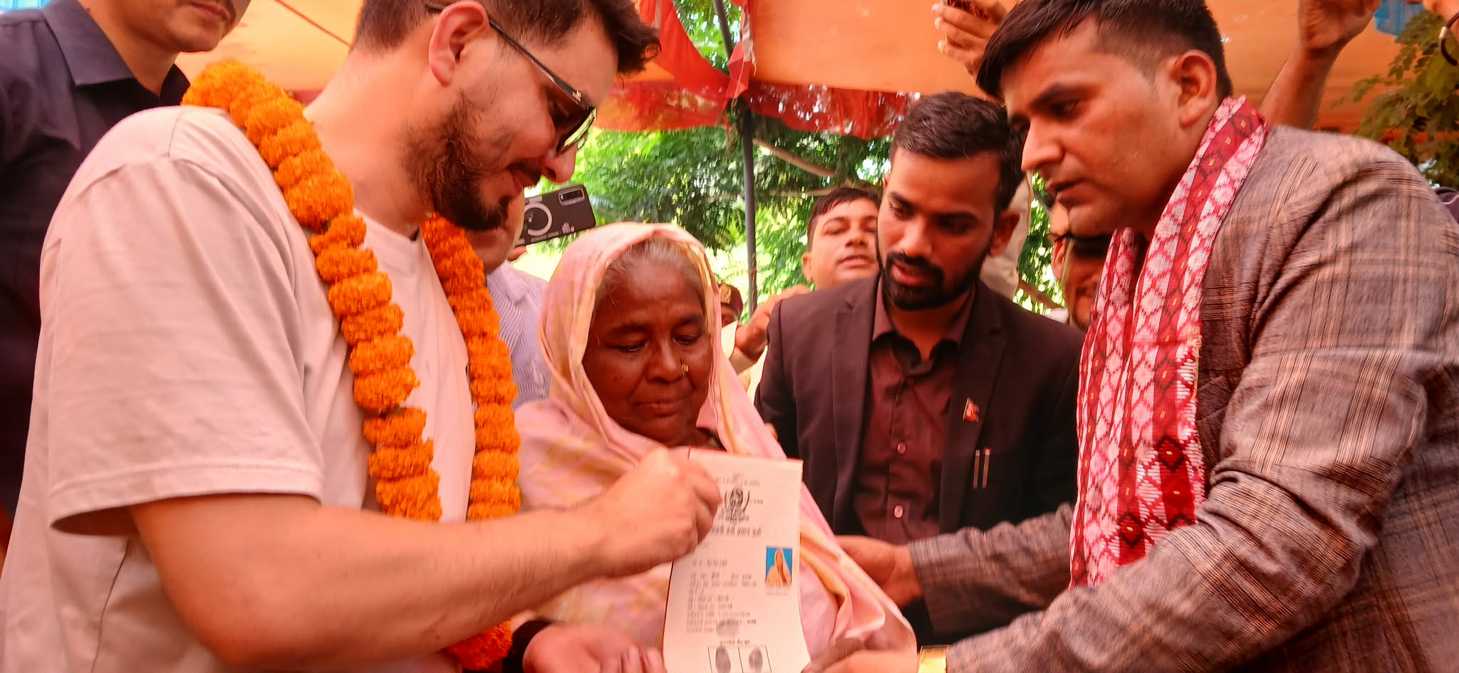 रोहिणी वडा नं. ५ मा २७१ जनालाई गाउँ ब्लक जग्गाको लालपुर्जा वितरण