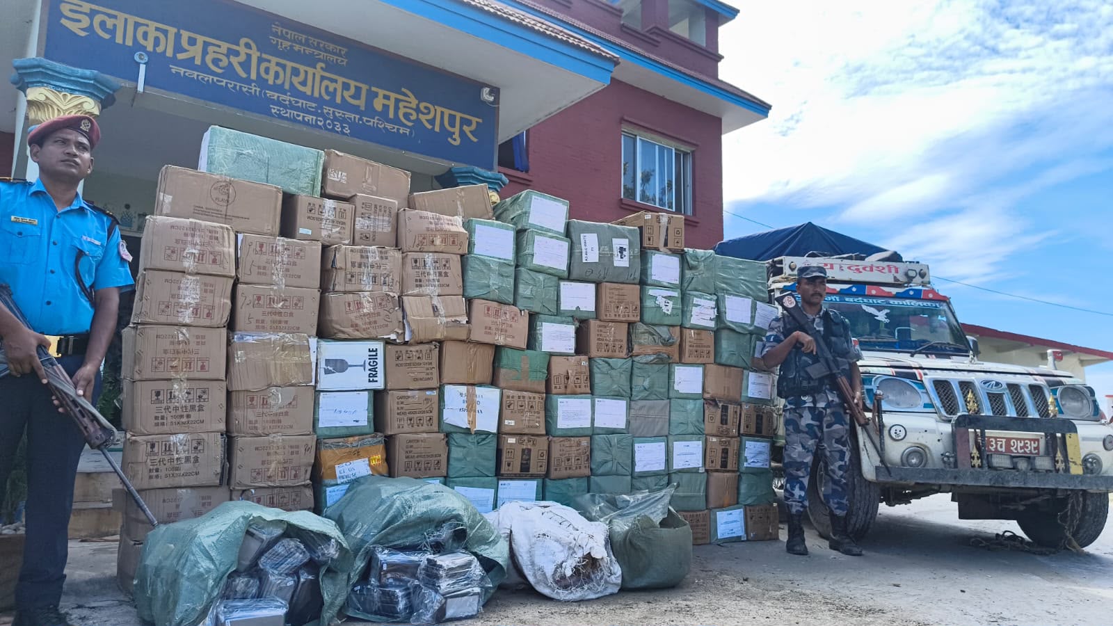 सीमा क्षेत्रमा रु १ करोड १५ लाख बराबरको मोबाइल एसेसरिज बरामद