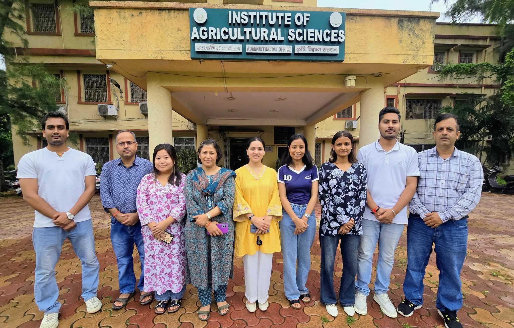 BHU का नेपाली विद्यार्थीहरूले दिए रु. १ लाख ६० हजार राहत सहयोग