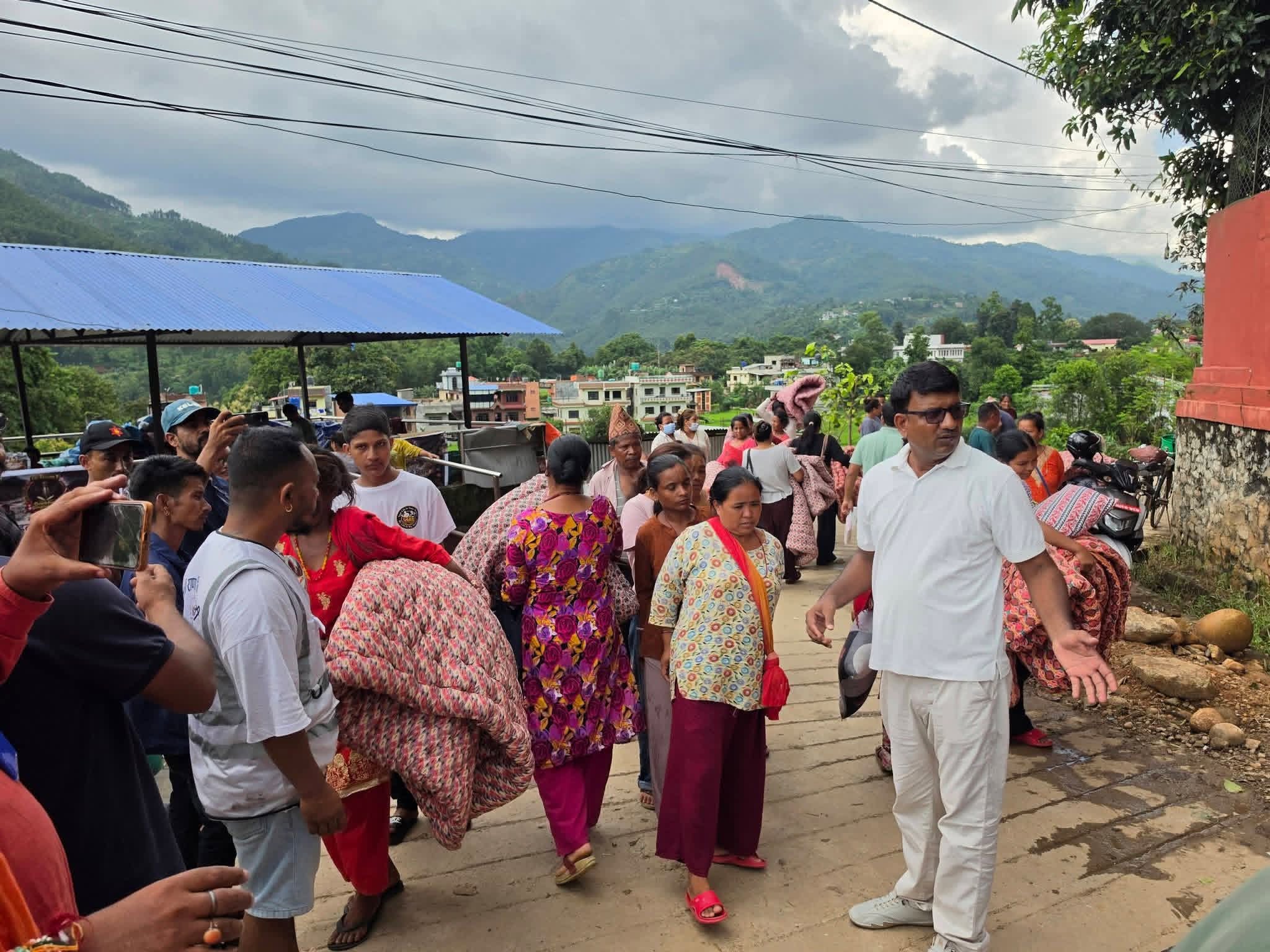 बुद्ध जन्मस्थल लुम्बिनीबाट नुवाकोट पुगेर बाढीपीडितलाई राहत